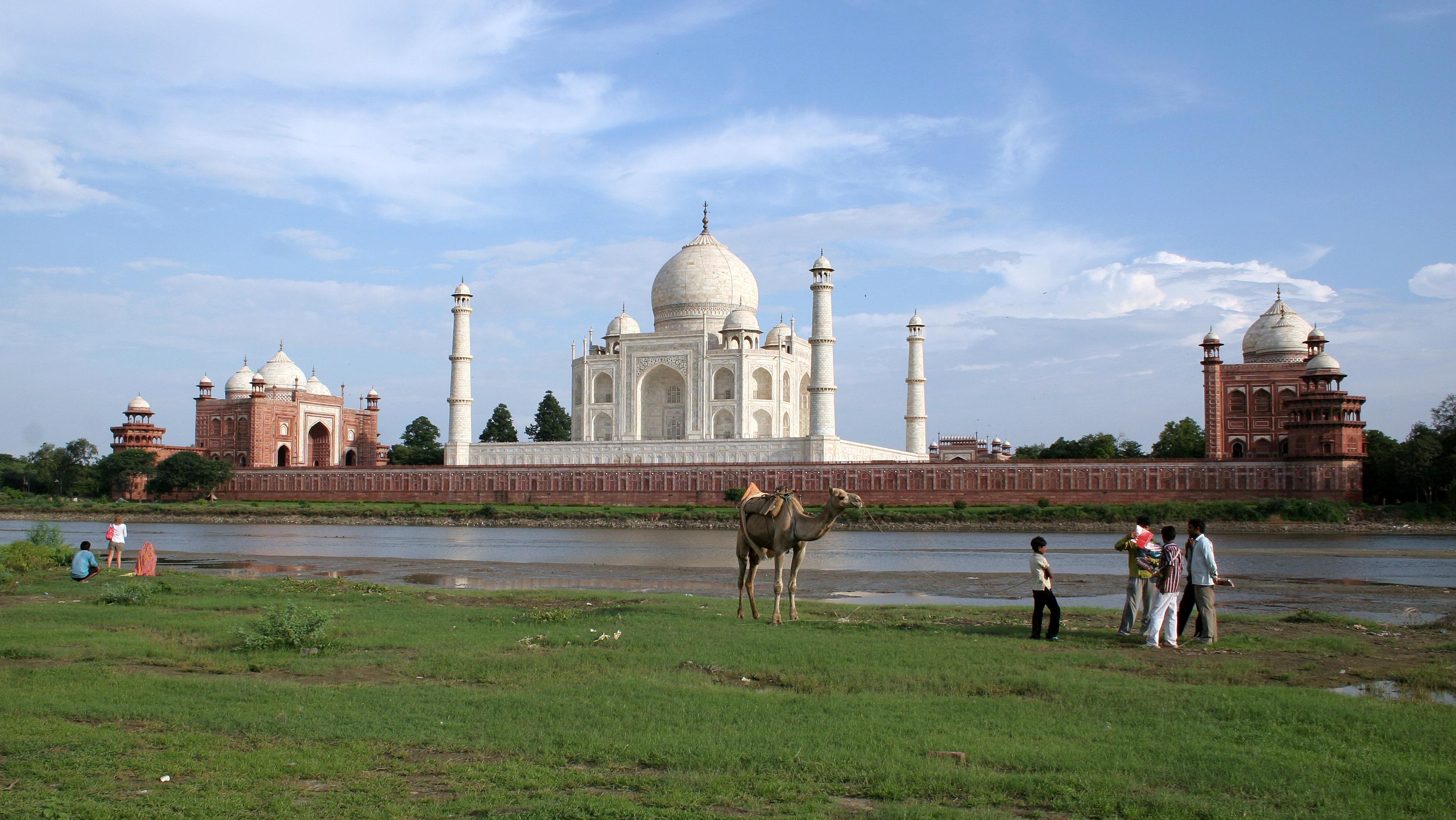 Taj Mahal Express Entry Ticket with Complimentary Guide
